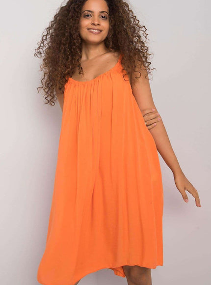 Robe plage orange fluide sans manches pour femme, style décontracté et estivale, parfaite pour les journées ensoleillées.