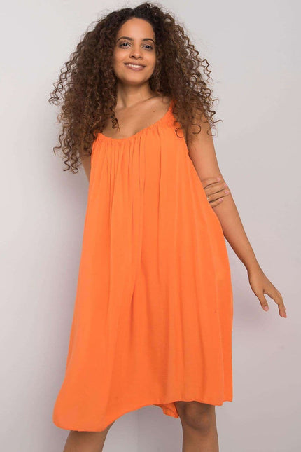 Robe plage orange fluide sans manches pour femme, style décontracté et estivale, parfaite pour les journées ensoleillées.