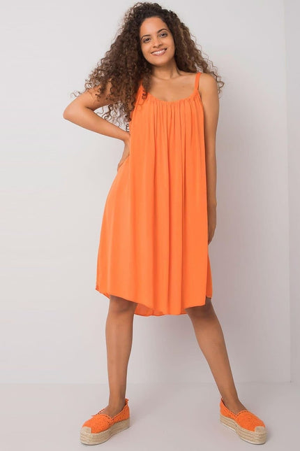 Robe de plage orange fluide et légère, parfaite pour l'été, sans manches et mi-longue pour une allure décontractée.