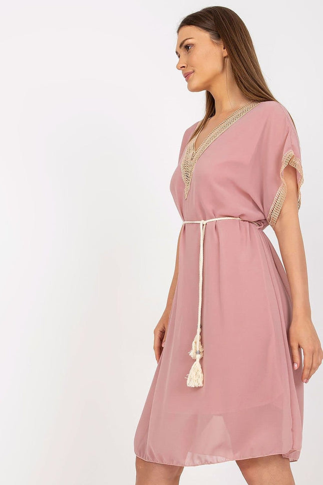 Robe rose courte casual avec détails en dentelle pour femme, idéale pour un style de jour - Italy Moda.