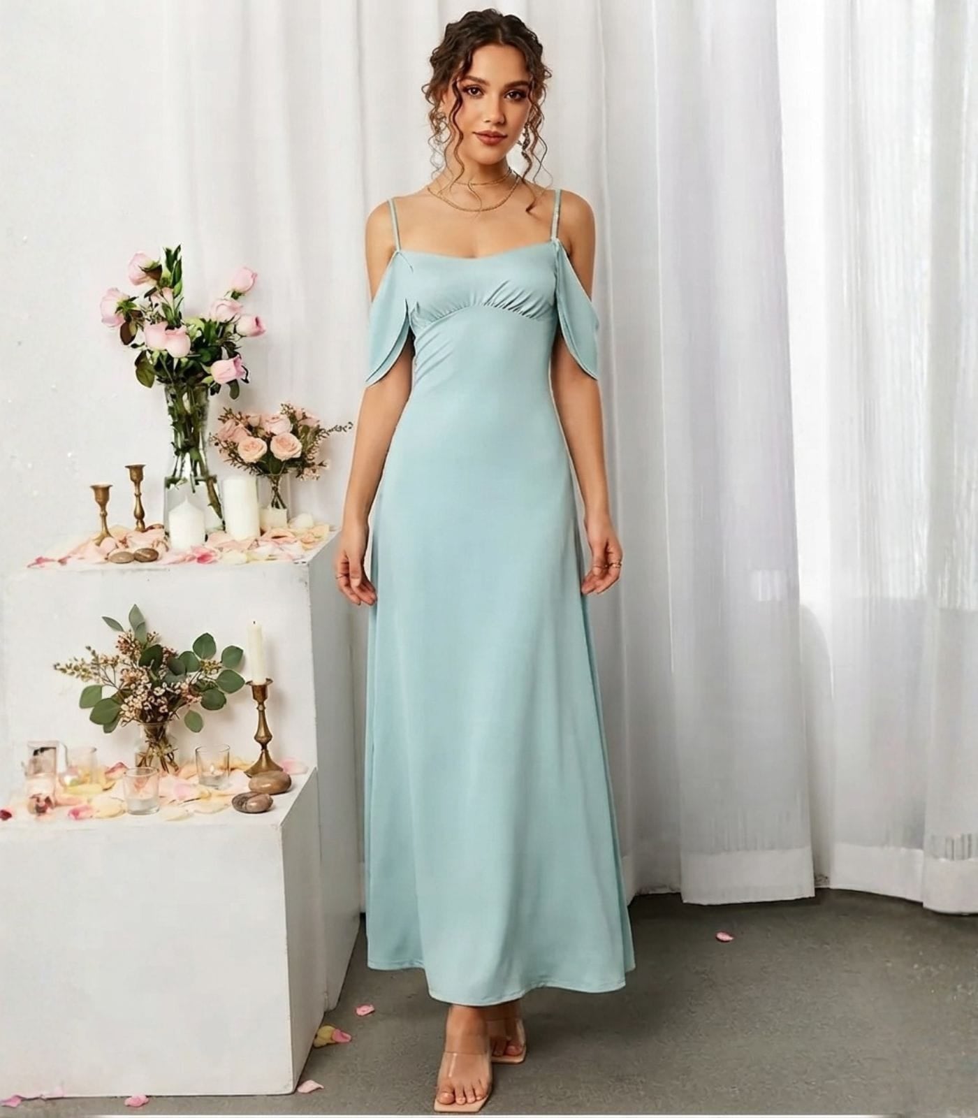 Robe de soirée à bretelles fines vert menthe buste froncé
