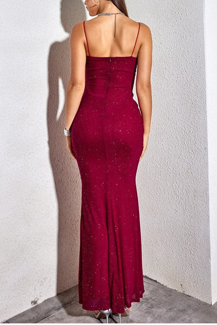 Robe de soirée chic longue rouge moulante sans manches, parfaite pour un cocktail ou soirée glamour.