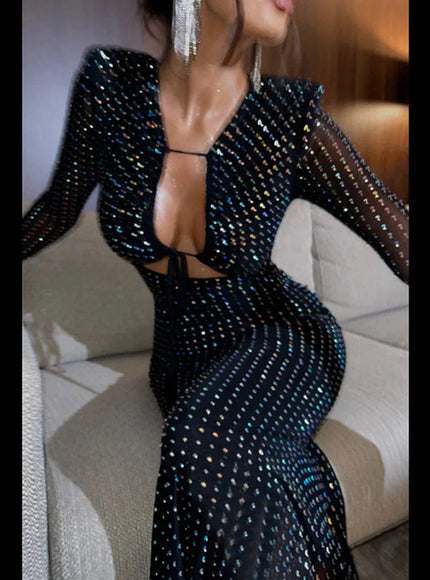 Robe de soirée sexy noire moulante manches longues avec détails transparents pour événement chic.