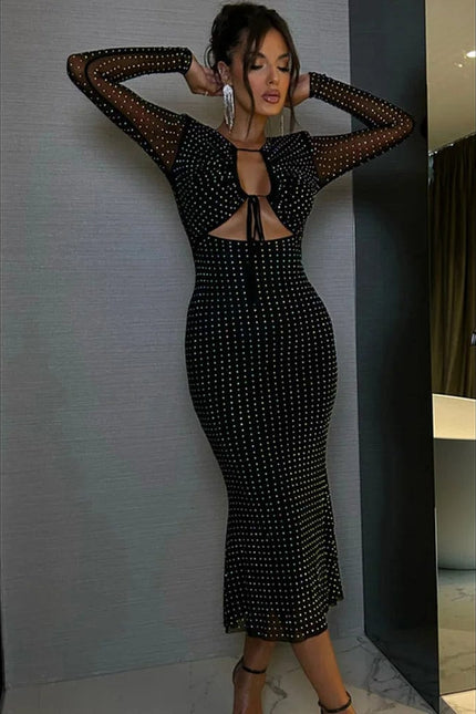 Robe de soirée sexy noire courte moulante sans manches, idéale pour un cocktail ou une soirée chic.