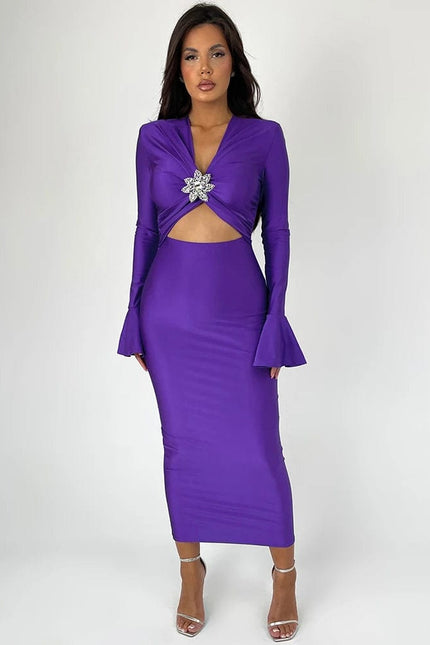 Robe soirée grande taille violette midi à manches longues et détail broche pour femmes élégantes et tendance.