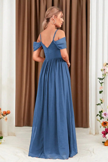 Robe de soirée bleue longue à décolleté en cœur et manches épaules dénudées pour cocktail ou mariage.