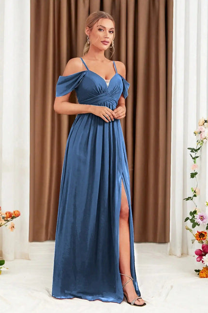 Balise ALT : "Robe de soirée bleue longue avec décolleté en cœur, manches courtes et fente élégante pour gala ou mariage."