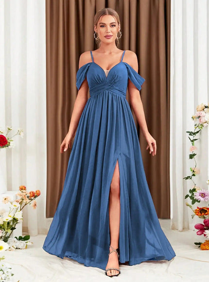 Robe de soirée bleue longue avec décolleté en cœur, épaules dénudées et fente élégante pour gala ou mariage.