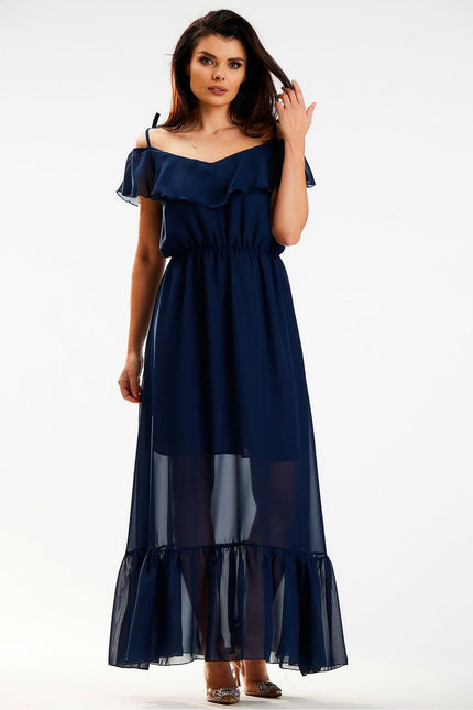 Robe bleue longue chic pour soirée avec manches courtes et épaules dénudées, idéale pour une silhouette élégante.