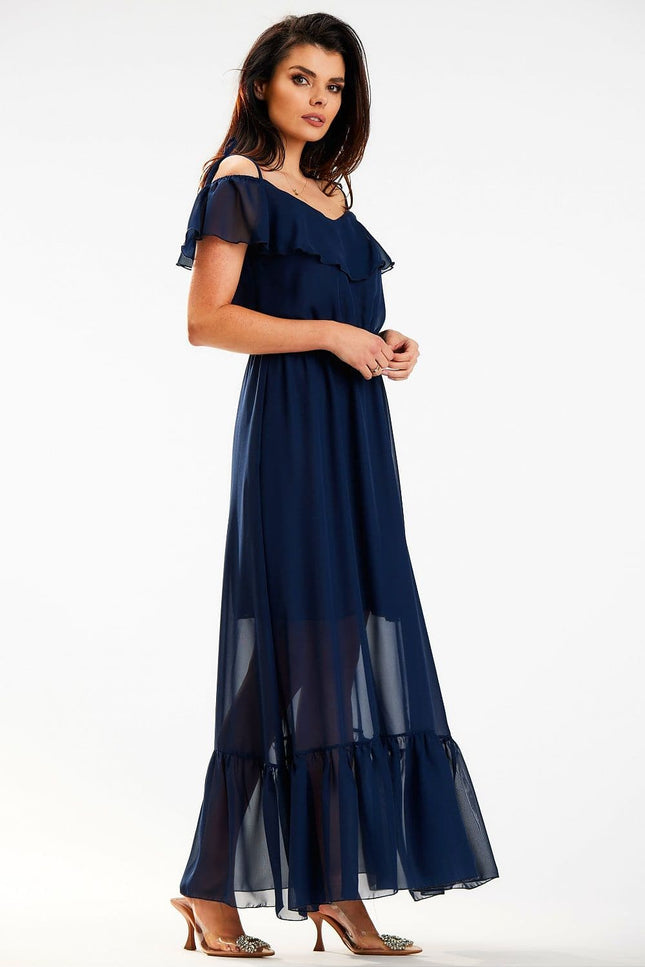 Robe de soirée chic bleue longue avec manches courtes et épaules dénudées pour gala ou mariage.