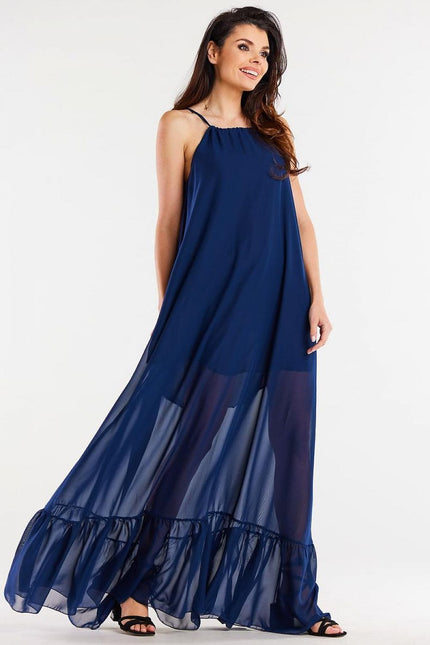 Robe de soirée bleue longue fluide sans manches pour cocktail et événements élégants.