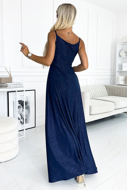 Robe soirée chic bleue longue fendue, idéale pour occasions spéciales, avec une silhouette élégante et détail brillant.