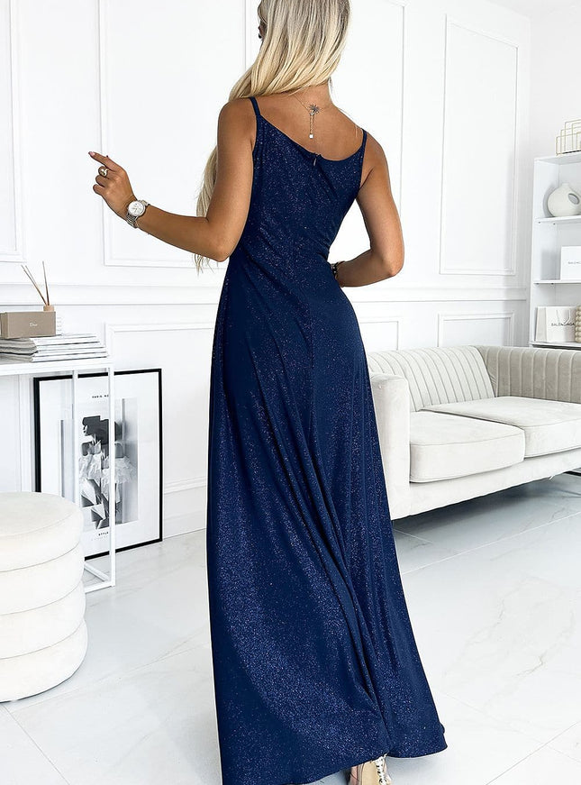 Robe soirée chic bleue longue fendue, idéale pour occasions spéciales, avec une silhouette élégante et détail brillant.