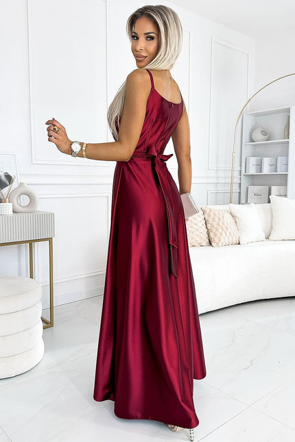 Robe soirée chic longue rouge sans manches avec ceinture, idéale pour les événements élégants ou les galas.