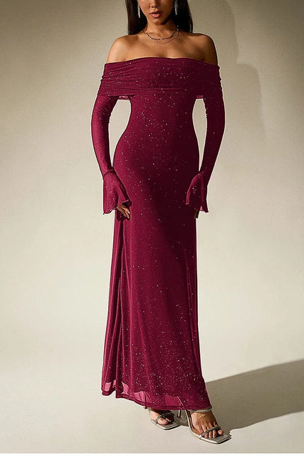 Robe longue de soirée chic bordeaux épaules dénudées avec manches longues élégantes.