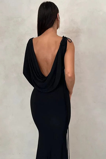 Robe de soirée chic noire longue avec décolleté plongeant dans le dos, idéale pour cocktail ou gala.