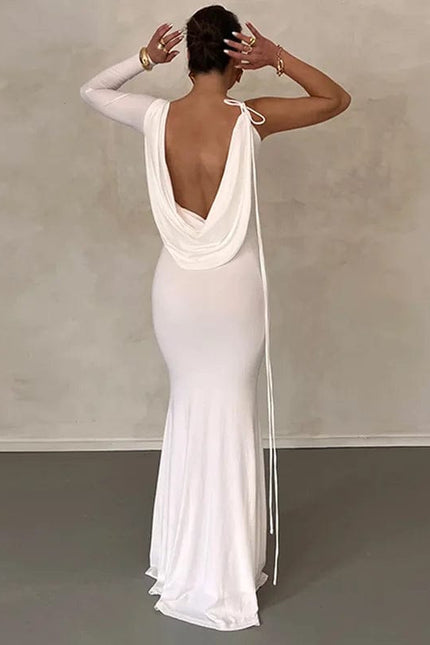 Robe de soirée chic blanche longue avec décolleté plongeant et dos nu, idéale pour gala ou mariage.