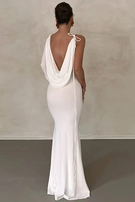 Robe soirée chic longue blanche avec décolleté plongeant dos nu pour mariage ou gala, silhouette moulante et élégante.