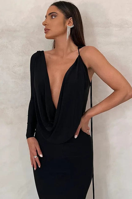 Robe de soirée chic noire avec décolleté plongeant, manches longues et silhouette moulante, parfaite pour cocktail ou gala.