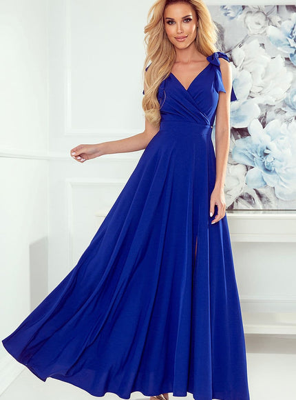 Robe soirée chic bleue longue avec manches courtes et décolleté en V, parfaite pour gala ou mariage.