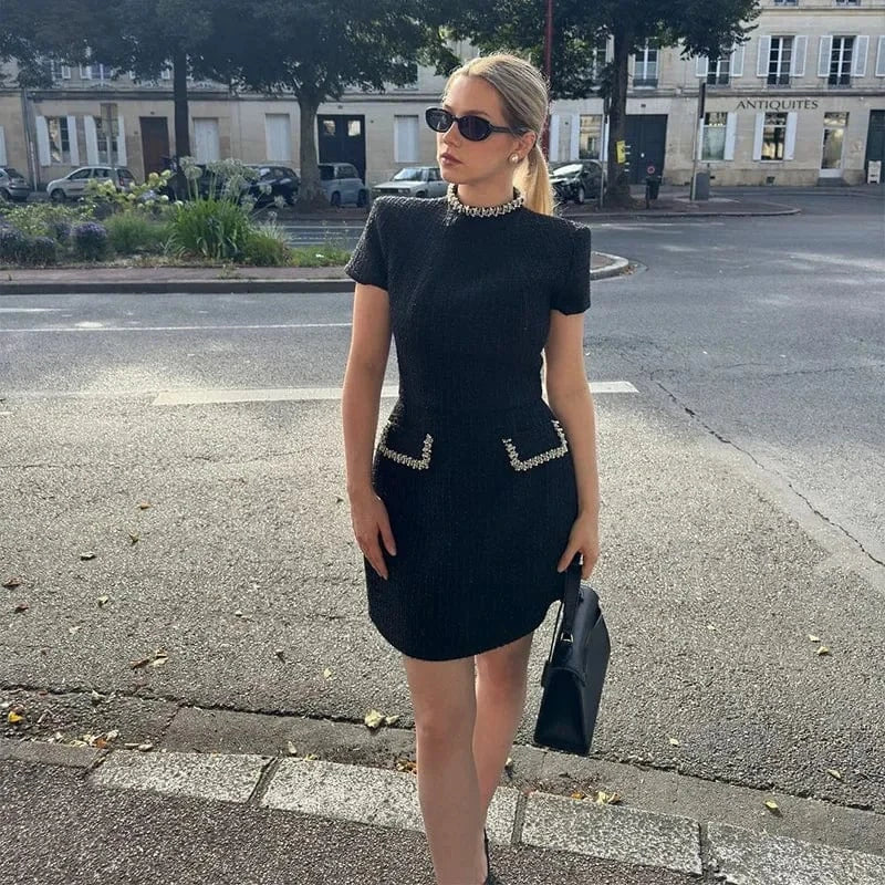 robe de soirée chic courte habillée noire manches courtes style moulant pour cocktail élégant