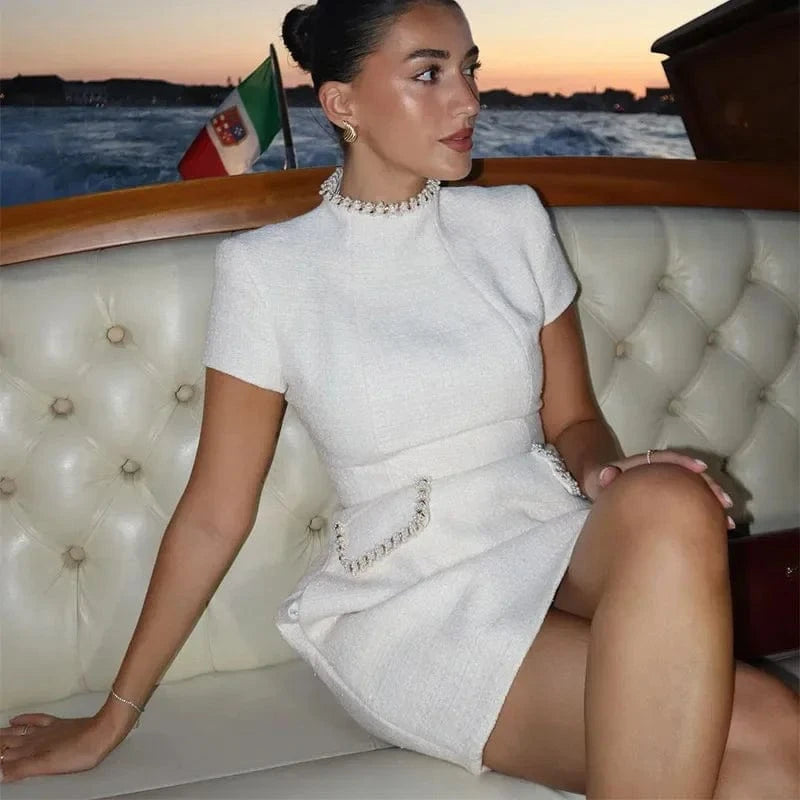 robe de soirée chic courte habillée pour cocktail été avec manches courtes et coupe trapèze