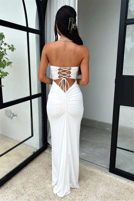 Robe de soirée chic dos nu blanche longue idéale pour gala ou mariage, silhouette moulante et élégante.