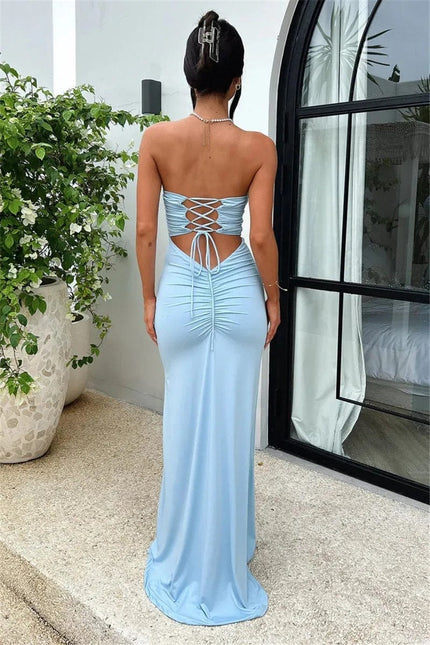 Robe de soirée chic bleue longue avec dos nu et détails lacés pour gala ou mariage, alliant élégance et sensualité.