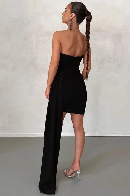 Robe de soirée chic noire courte avec épaules dénudées et silhouette droite, parfaite pour un cocktail ou un nouvel an.