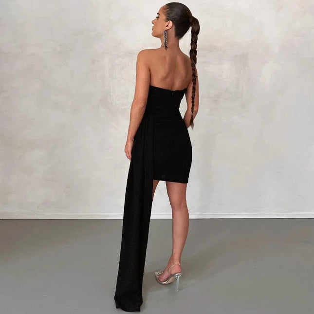 Robe de soirée chic noire courte avec épaules dénudées et silhouette droite, parfaite pour un cocktail ou un nouvel an.