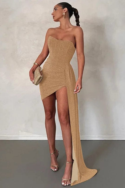 Robe de soirée chic dorée asymétrique à épaules dénudées avec une silhouette trapèze, idéale pour cocktail et gala.