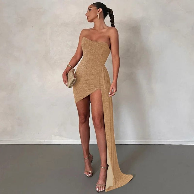 Robe de soirée chic dorée asymétrique à épaules dénudées avec une silhouette trapèze, idéale pour cocktail et gala.