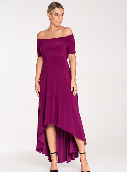 Robe cocktail grossesse violette asymétrique mi-longue avec manches courtes et épaules dénudées.