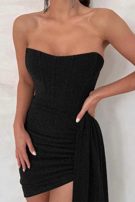 Robe de soirée chic noire courte épaules dénudées, drapée pour cocktail ou nouvel an, parfaite pour une silhouette moulante et tendance.