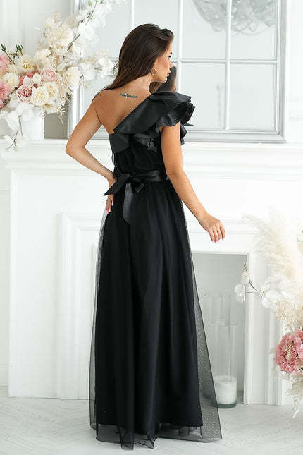 Robe noire longue soirée chic avec manches épaules dénudées et détail volant pour femme élégante.