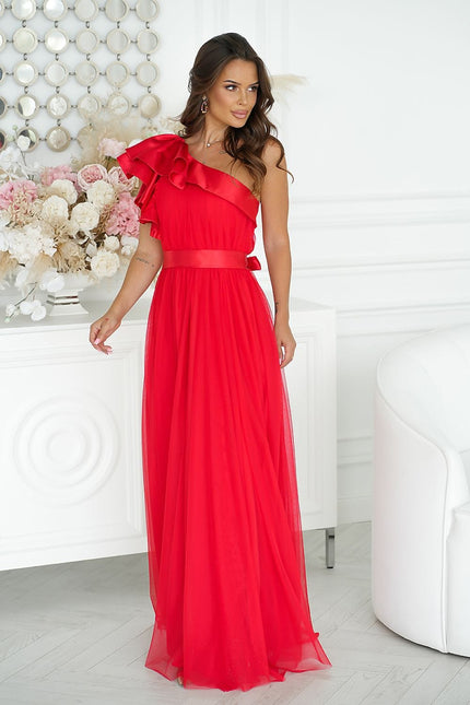 Robe rouge longue asymétrique pour soirée chic avec épaule dénudée et détail de volant