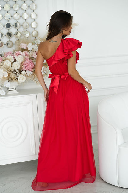 Robe soirée chic rouge longue à épaule dénudée et volant pour gala ou mariage.