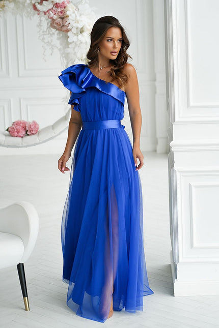 Robe bleue longue asymétrique pour soirée chic avec manche unique et ceinture.