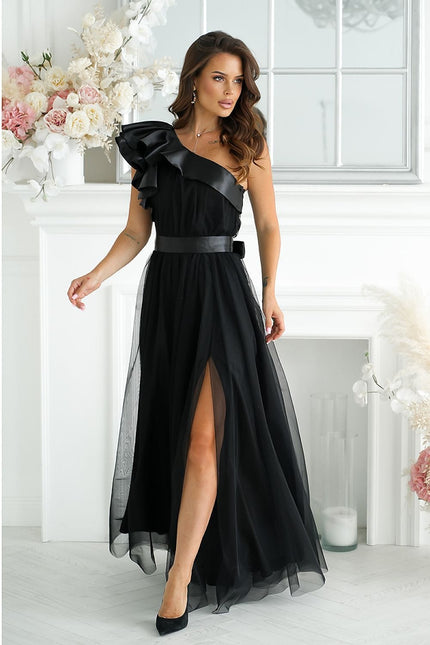 Robe noire soirée chic asymétrique longue avec manches en tulle pour gala ou mariage invité.