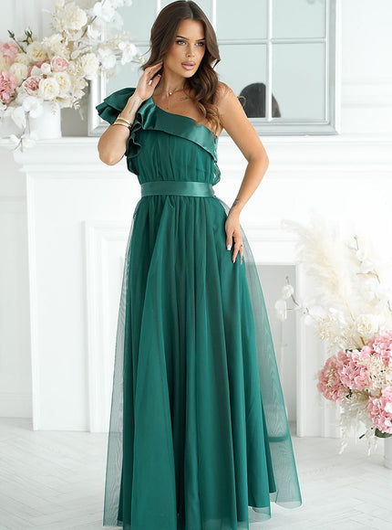 Robe verte longue princesse sans manches pour soirée mariage ou gala, style chic et élégant.