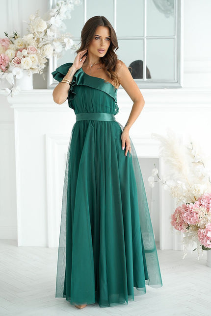 Robe verte longue princesse sans manches pour soirée mariage ou gala, style chic et élégant.