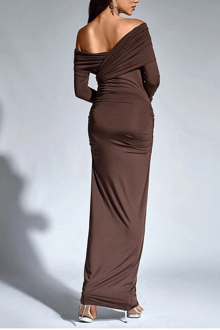 Robe de soirée sexy longue marron avec épaules dénudées, chic et élégante pour gala.