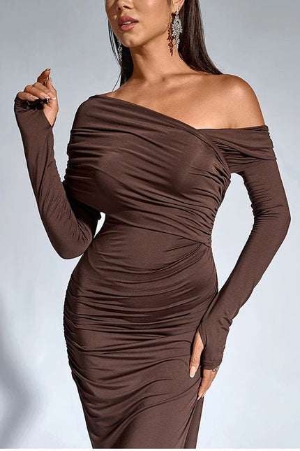 Robe de soirée chic moulante marron longue épaules dénudées avec manches longues élégante.