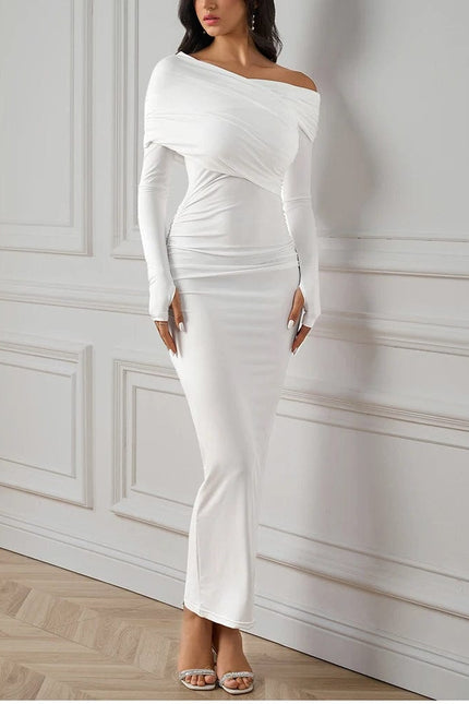 Robe de soirée chic blanche longue moulante épaules dénudées, élégante et raffinée pour mariage.