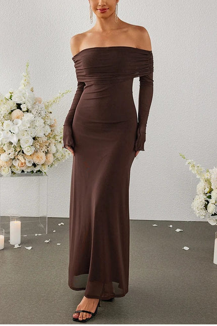 Robe de soirée chic longue marron épaules dénudées pour un look élégant et raffiné événement.