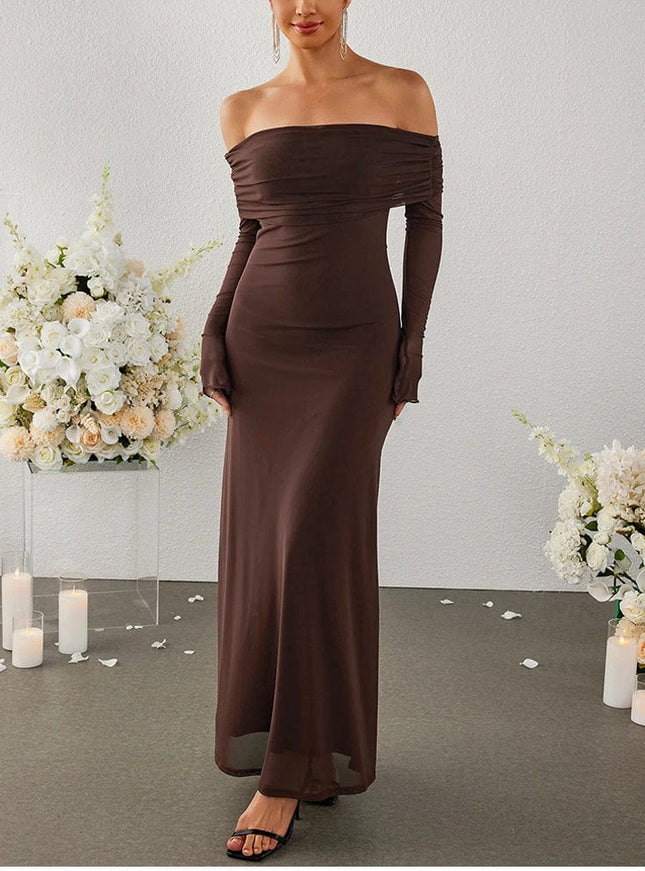 Robe de soirée chic longue marron épaules dénudées pour un look élégant et raffiné événement.