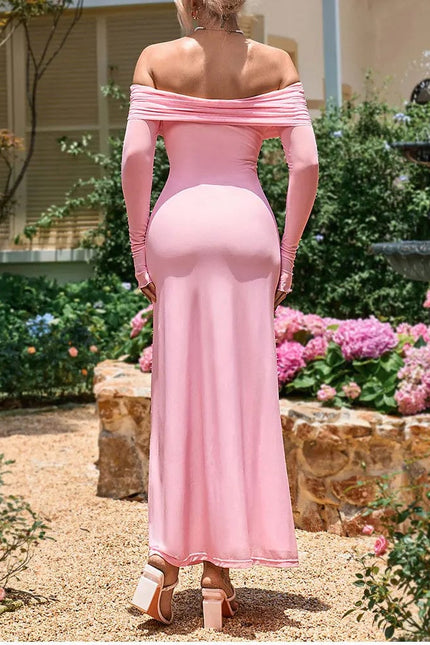 Robe anniversaire moulante rose poudré en maille longue avec épaules dénudées, élégante et chic.