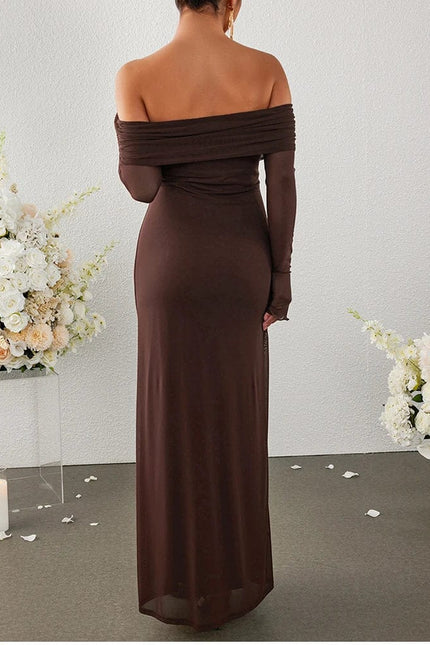 Robe de soirée chic rose longue moulante épaules dénudées pour une allure élégante et moderne.