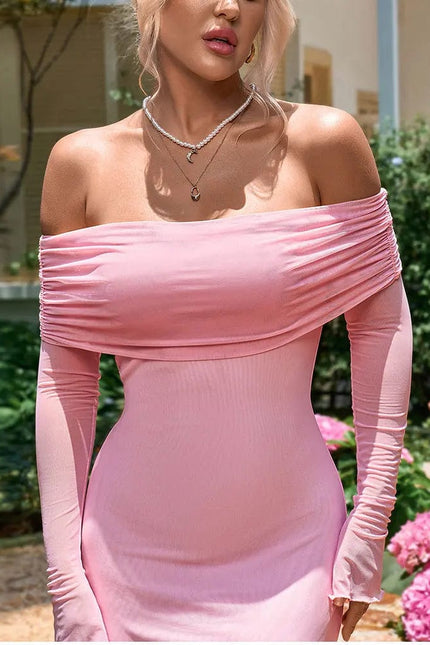 Robe de soirée chic longue rose moulante épaules dénudées pour un look élégant et tendance.