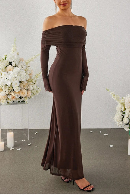 Robe de soirée chic marron longue moulante épaules dénudées, parfaite pour un mariage élégant.